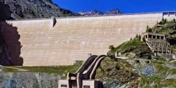 Harnessing Nature: The Efficiency Battle Between Solar and Wind Energy