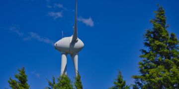 Green Showdown: Solar vs Wind Energy – Which is Better for the Planet?